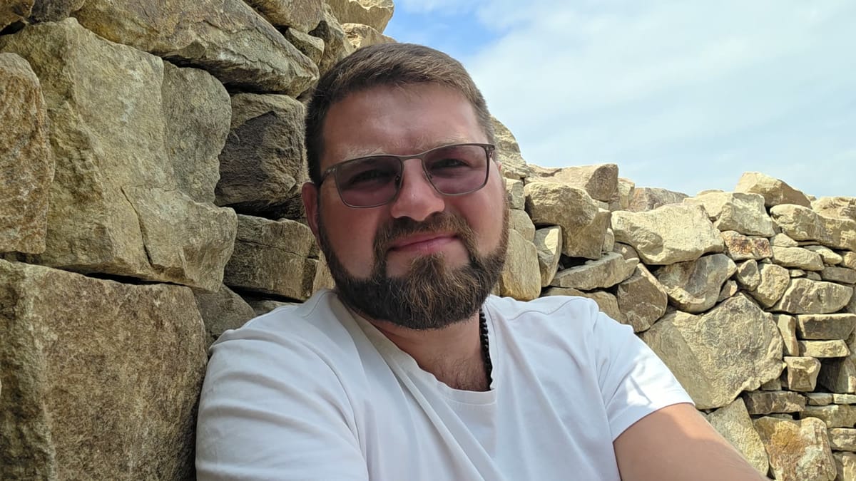 Роман рассказывает, чем занимается и как работает